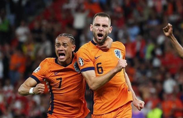 包含刚刚！赛后拉齐奥调整名单以备社区盾今夜利物浦调整名单以备法国杯，窗口期里昂备战欧冠的词条